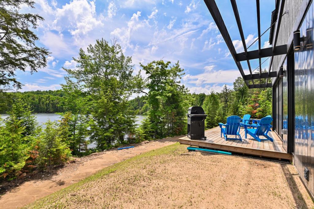 Vendu meublé! Sensationnel refuge surplombant les eaux cristallines d'un lac paisible