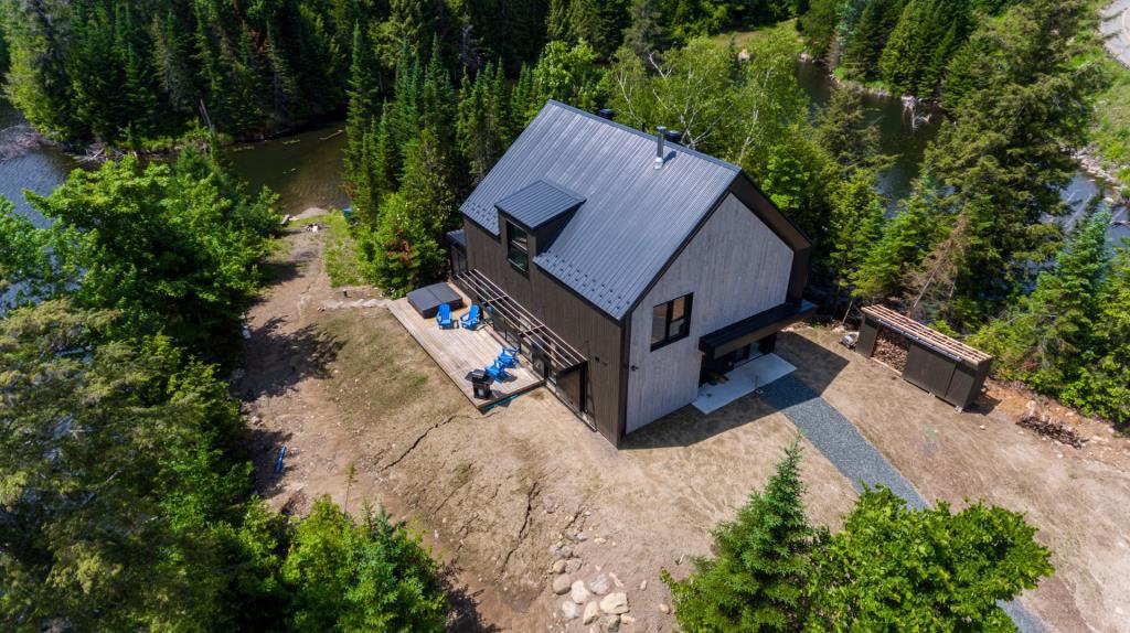 Vendu meublé! Sensationnel refuge surplombant les eaux cristallines d'un lac paisible