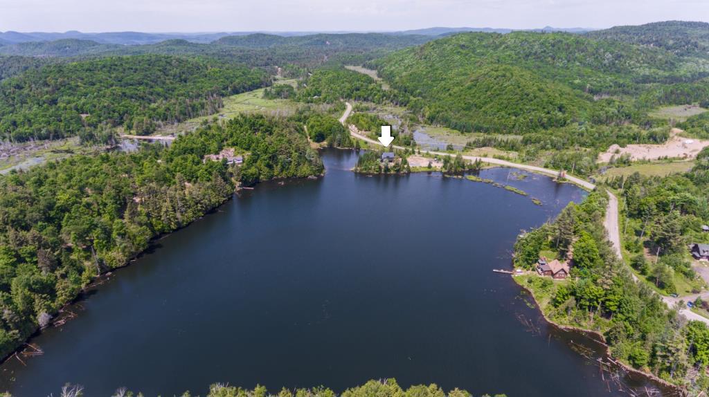 Vendu meublé! Sensationnel refuge surplombant les eaux cristallines d'un lac paisible