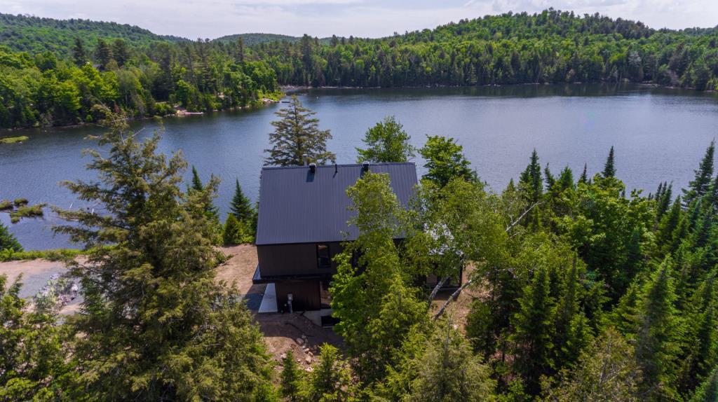 Vendu meublé! Sensationnel refuge surplombant les eaux cristallines d'un lac paisible