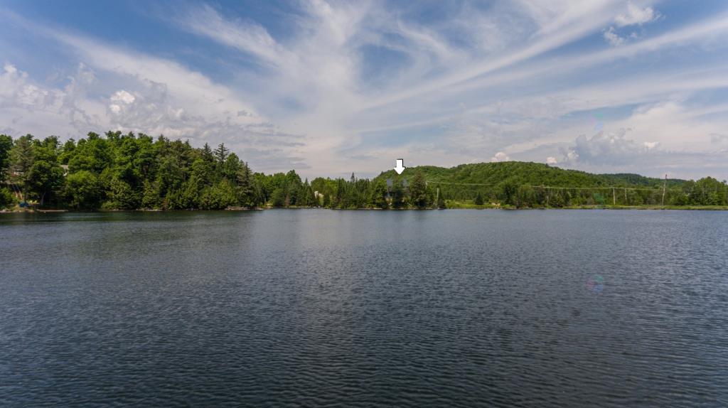 Vendu meublé! Sensationnel refuge surplombant les eaux cristallines d'un lac paisible