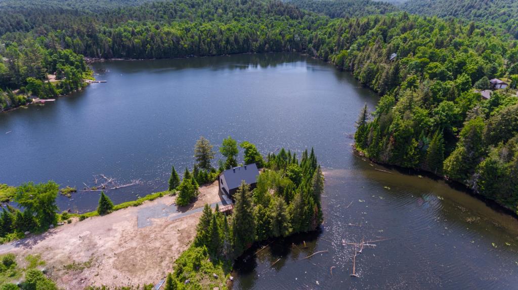 Vendu meublé! Sensationnel refuge surplombant les eaux cristallines d'un lac paisible