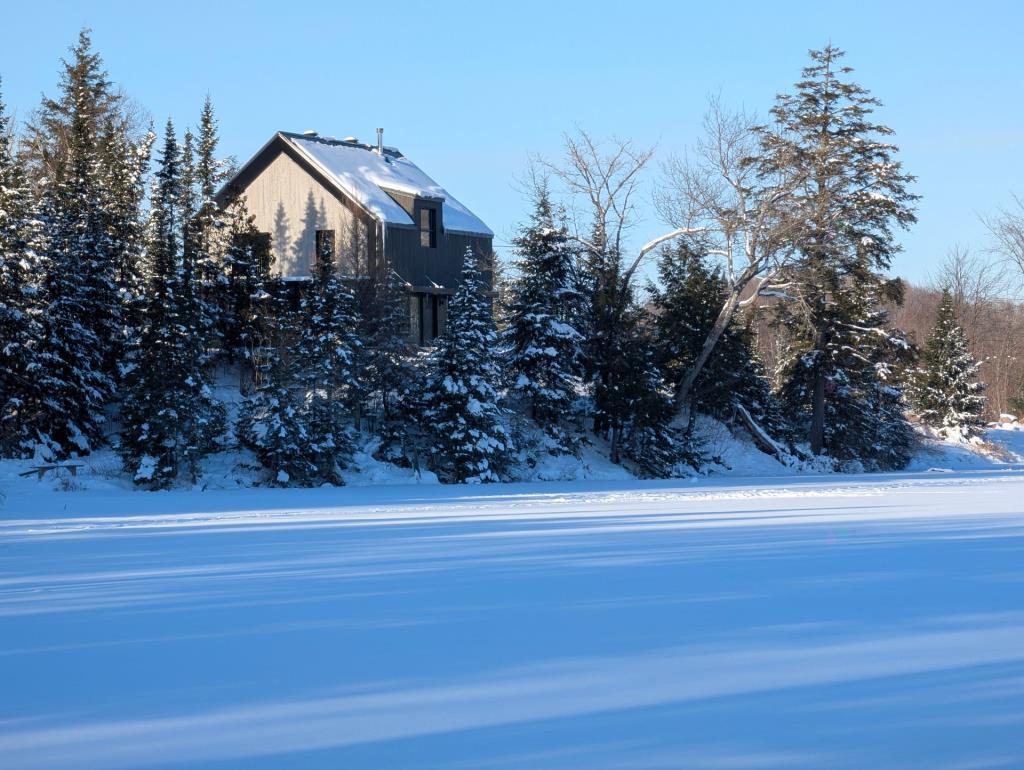 Vendu meublé! Sensationnel refuge surplombant les eaux cristallines d'un lac paisible