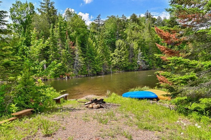 Vendu meublé! Sensationnel refuge surplombant les eaux cristallines d'un lac paisible