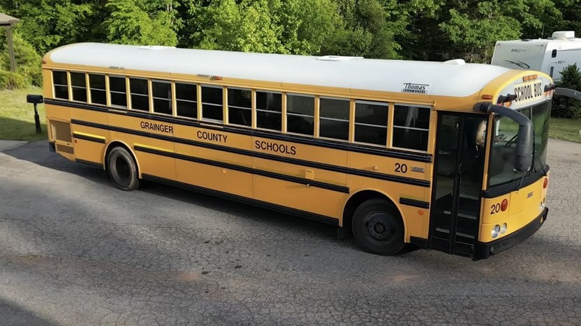 Fatigué de débourser pour un loyer exorbitant, il métamorphose un autobus en une étonnante maison à deux niveaux