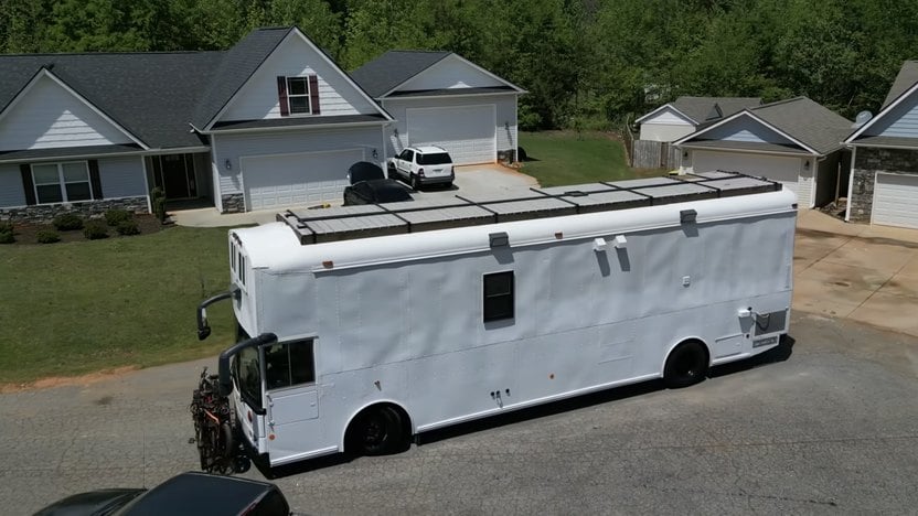 Fatigué de débourser pour un loyer exorbitant, il métamorphose un autobus en une étonnante maison à deux niveaux