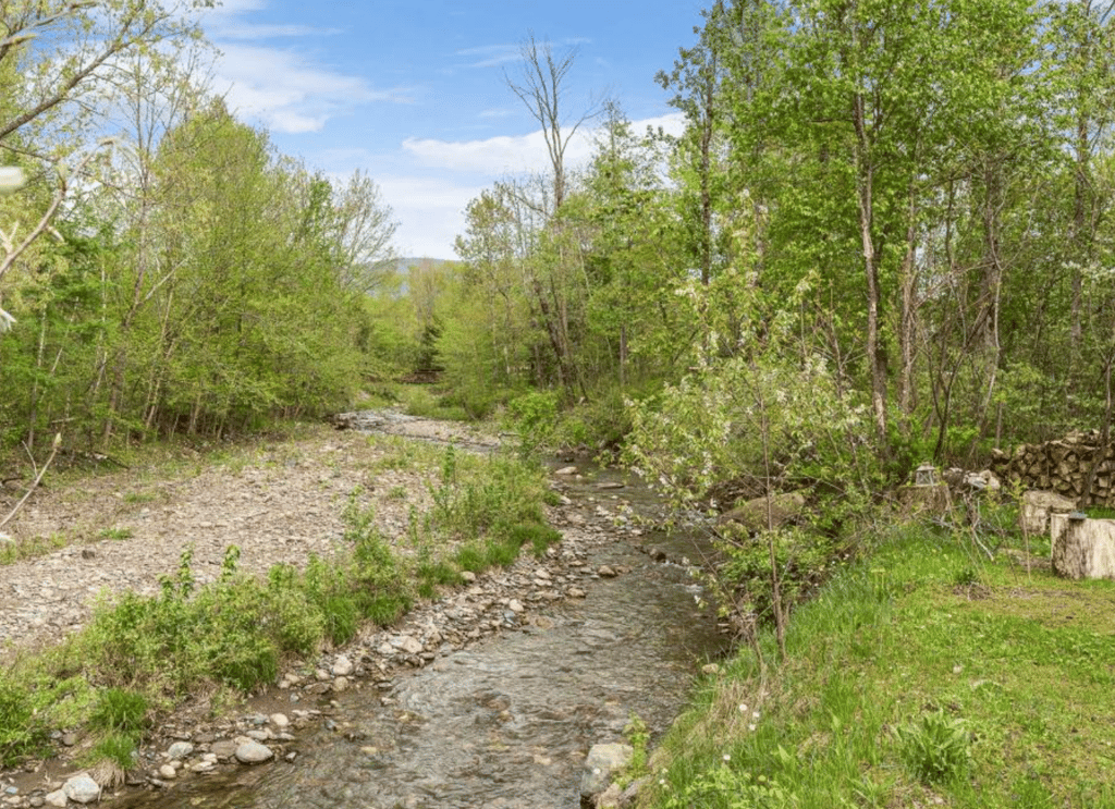 Spacieuse résidence bordée d'un ruisseau et d'arbres matures