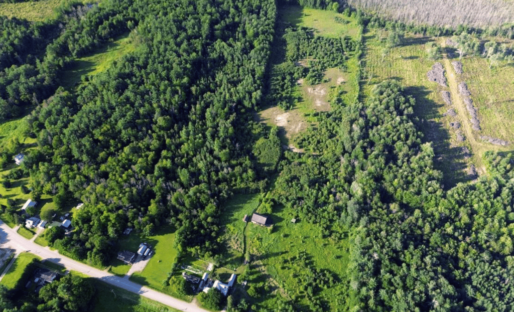 Fermette centenaire sur plus de 3 800 000 pieds carrés de terrain