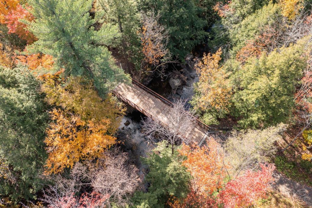 Impressionnante demeure de conception unique en bordure d'une rivière