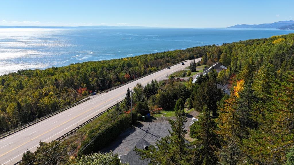 Des vues époustouflantes sur le fleuve vous attendent dans cette maison perchée parmi les arbres