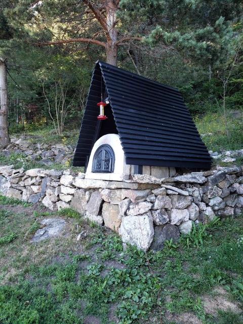 Des vues époustouflantes sur le fleuve vous attendent dans cette maison perchée parmi les arbres