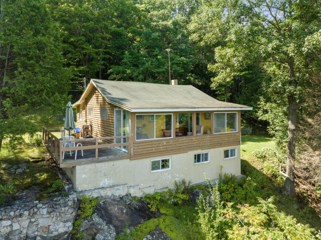 À vendre meublé! Chalet riverain au charme vintage