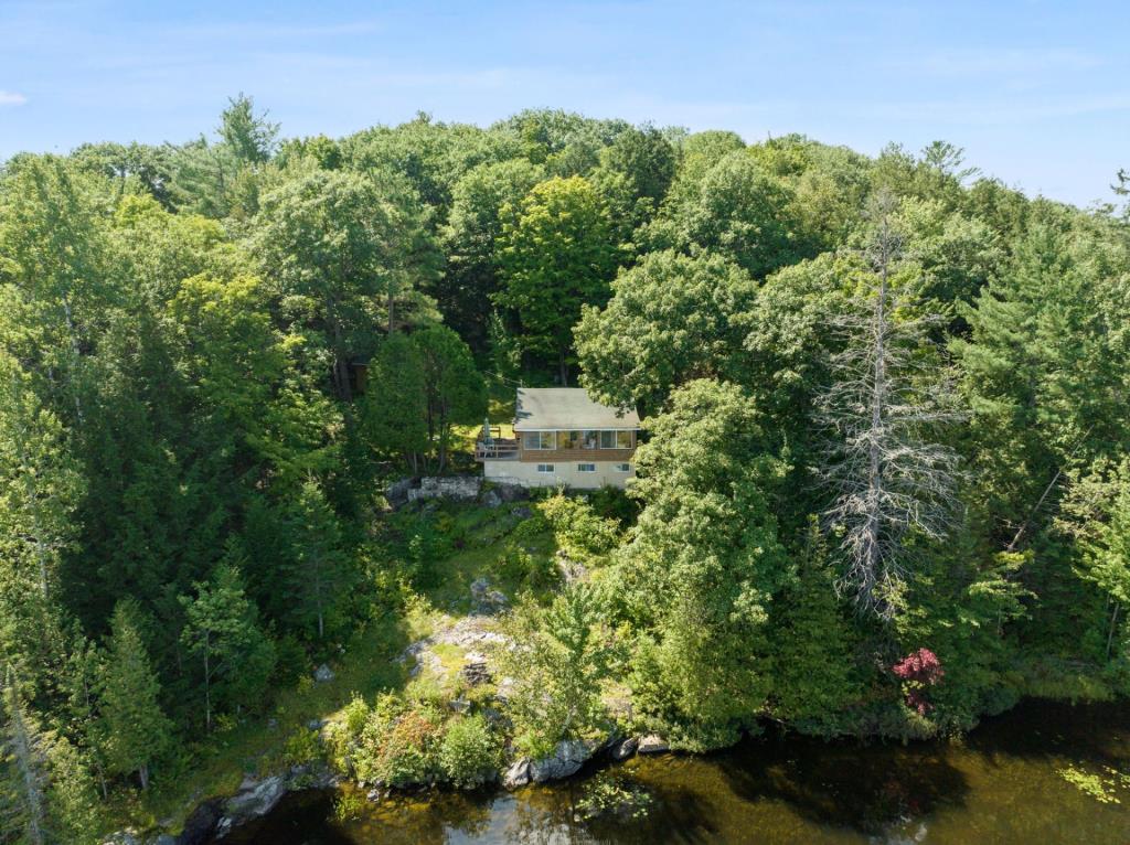 À vendre meublé! Chalet riverain au charme vintage