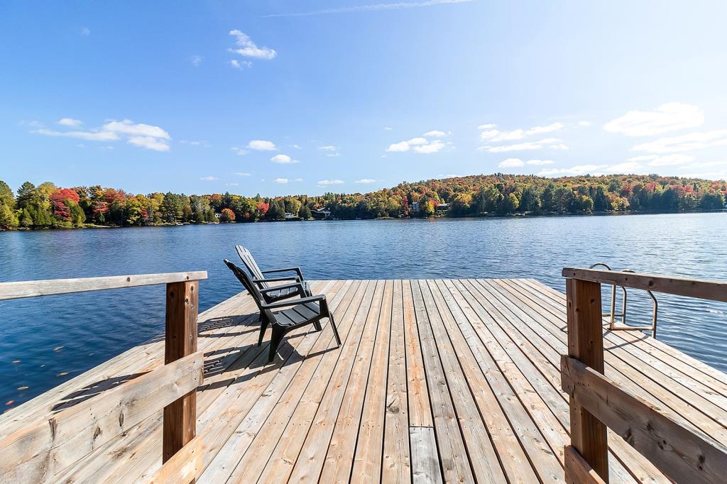 Vendu meublé! Cottage rénové avec style sur la rive d'un lac paisible