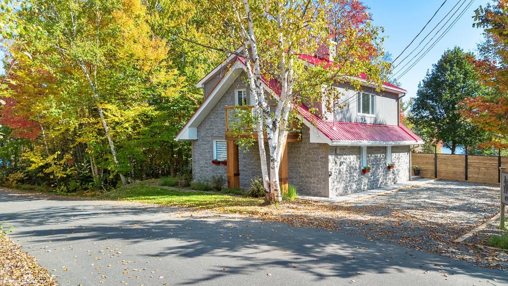 Vendu meublé! Cottage rénové avec style sur la rive d'un lac paisible