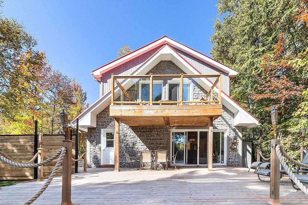 Vendu meublé! Cottage rénové avec style sur la rive d'un lac paisible