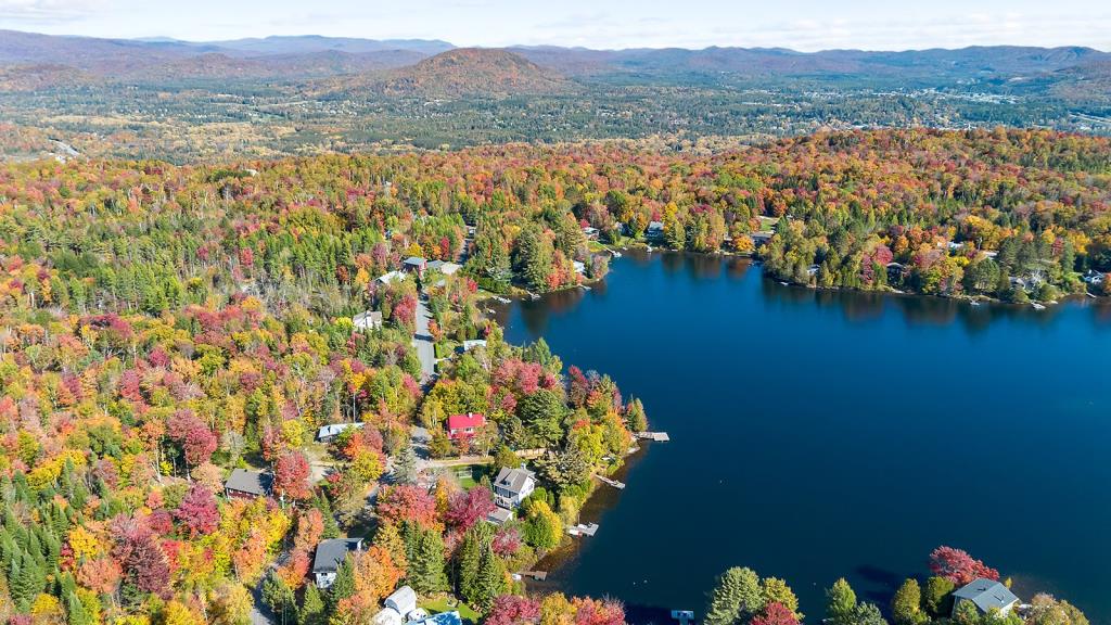 Vendu meublé! Cottage rénové avec style sur la rive d'un lac paisible