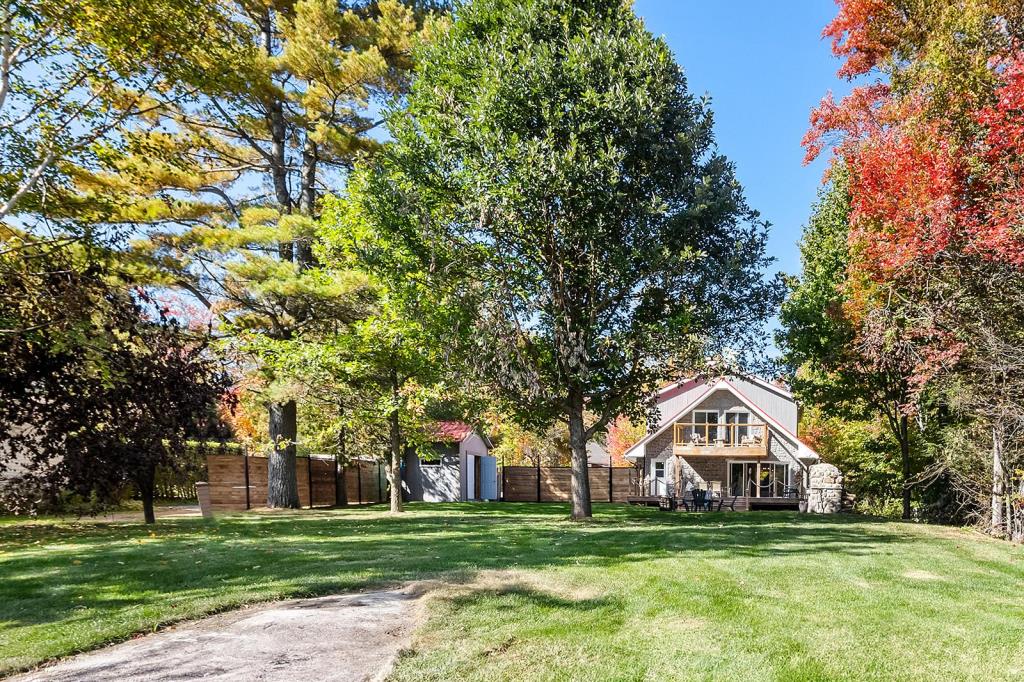 Vendu meublé! Cottage rénové avec style sur la rive d'un lac paisible