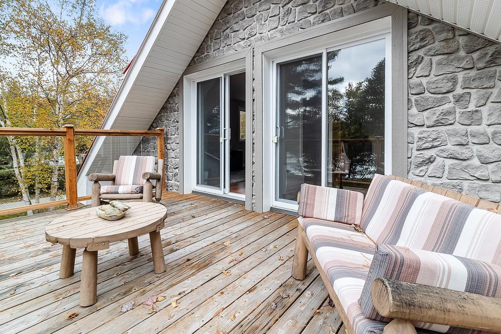 Vendu meublé! Cottage rénové avec style sur la rive d'un lac paisible