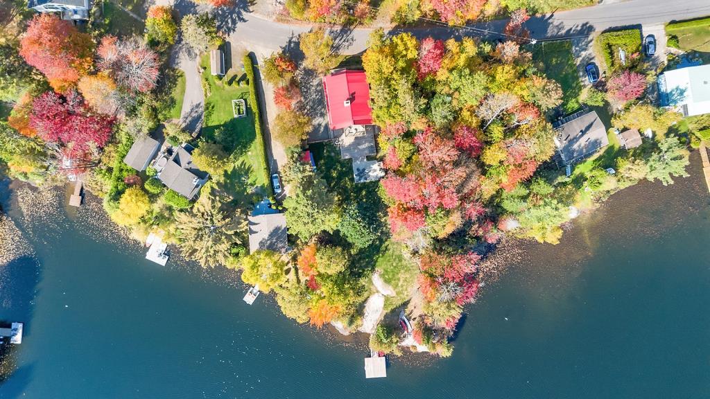 Vendu meublé! Cottage rénové avec style sur la rive d'un lac paisible