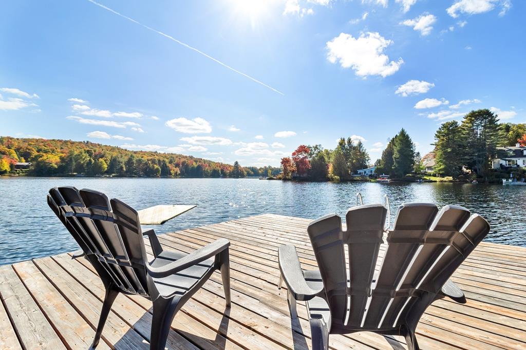 Vendu meublé! Cottage rénové avec style sur la rive d'un lac paisible