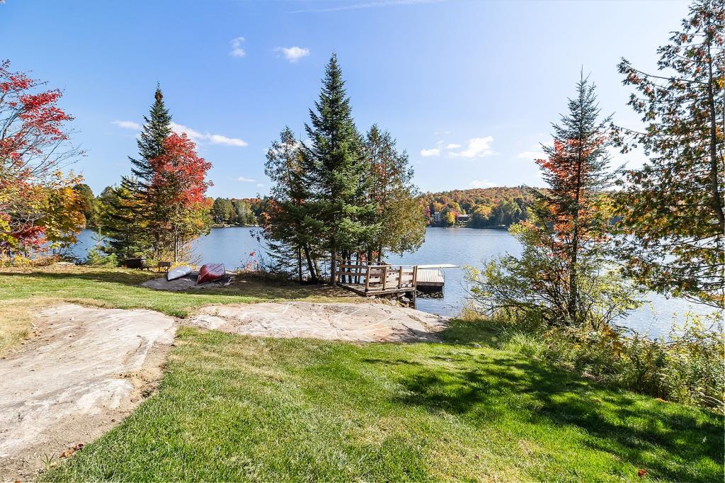 Vendu meublé! Cottage rénové avec style sur la rive d'un lac paisible