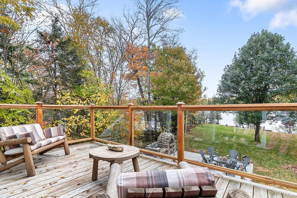 Vendu meublé! Cottage rénové avec style sur la rive d'un lac paisible