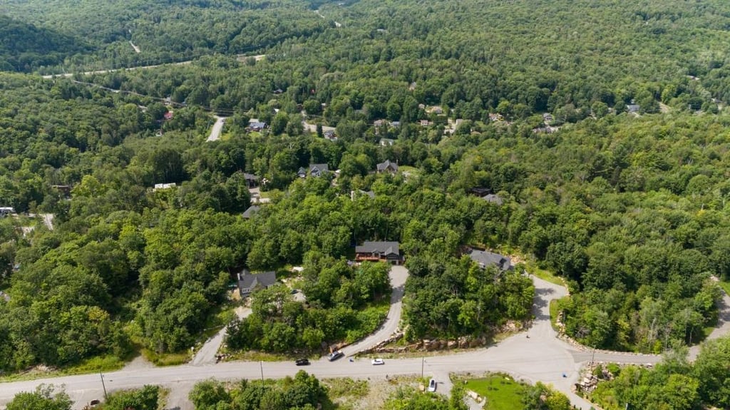 Superbe propriété de Saint-Hippolyte sise sur un terrain de plus de 43 000 pieds carrés