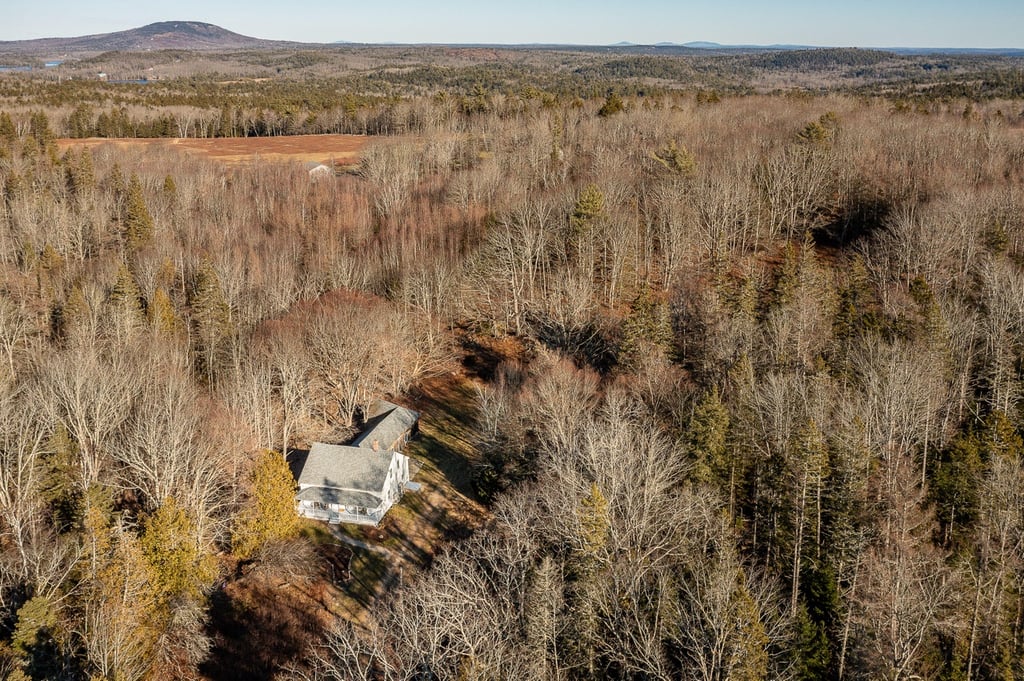 Superbe maison de campagne des années 1800 nichée sur un immense terrain boisé