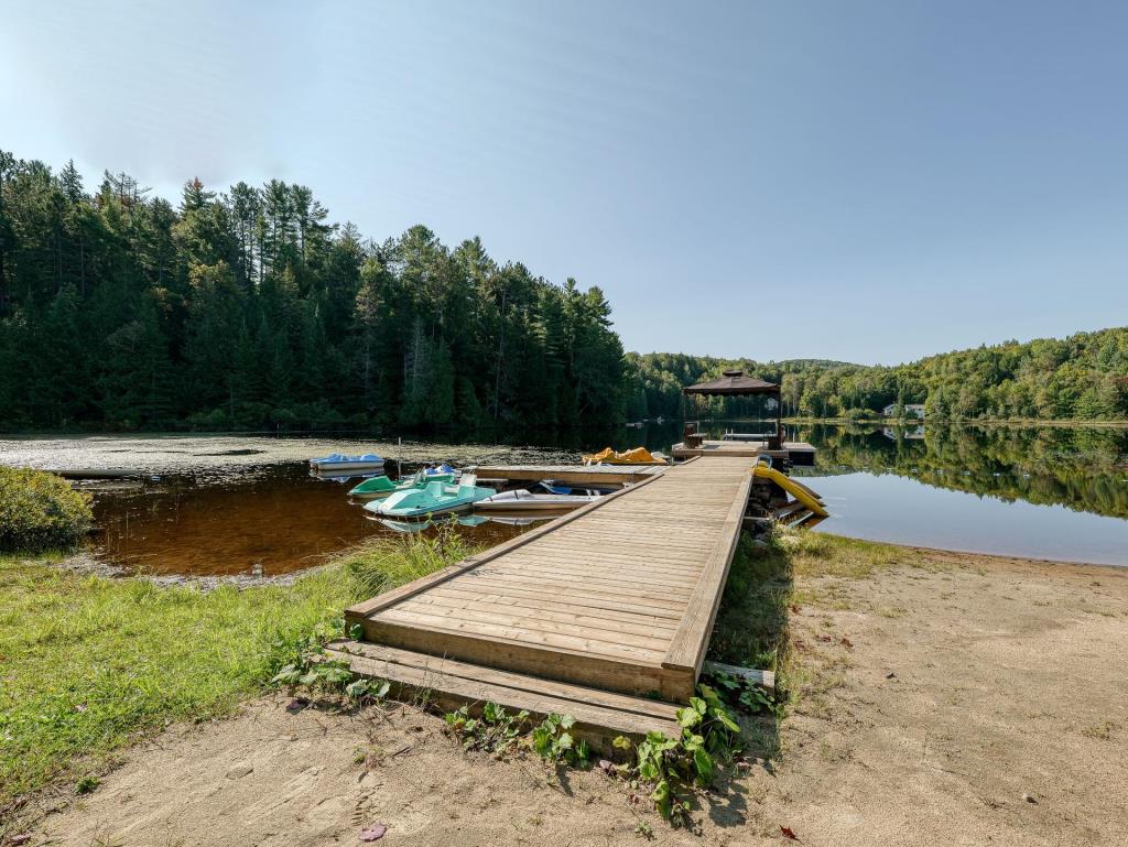 Majestueuse demeure en bois rond à quelques pas d'un lac