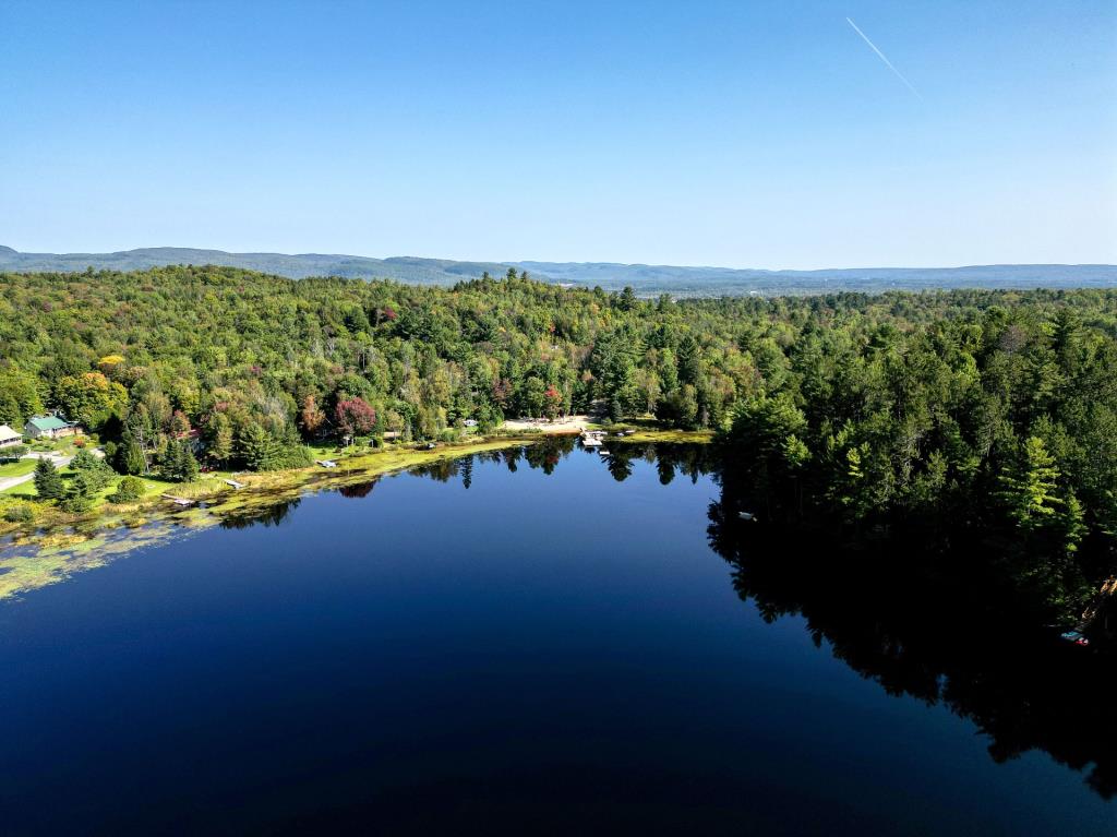 Majestueuse demeure en bois rond à quelques pas d'un lac