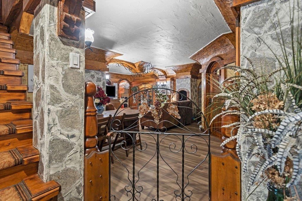 Un décor tout à fait unique vous attend dans cette maison au charme pittoresque