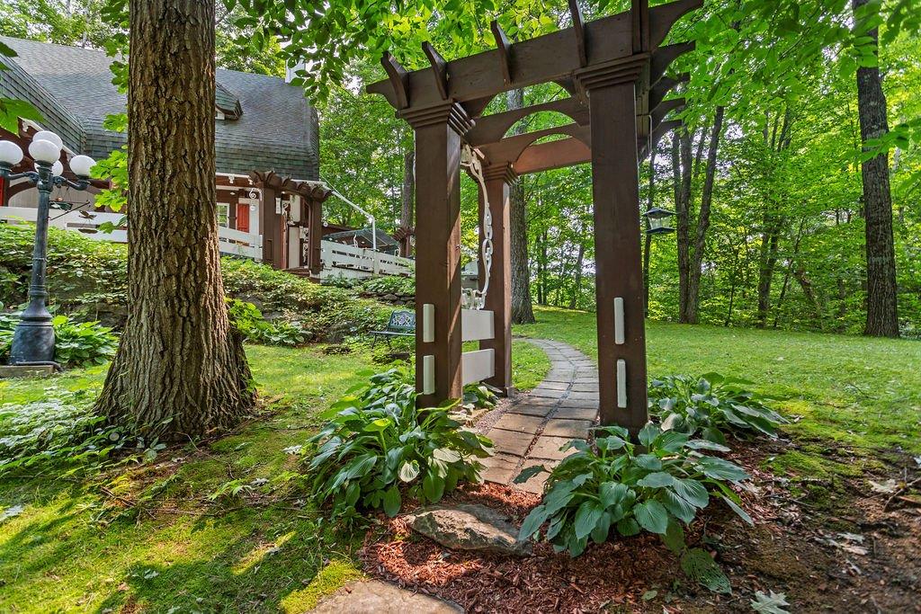 Un décor tout à fait unique vous attend dans cette maison au charme pittoresque