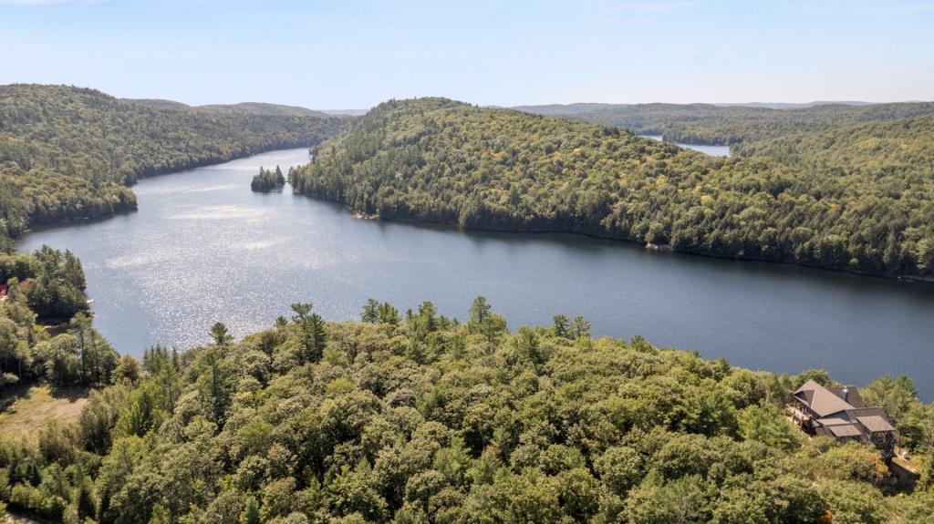 Une belle aubaine! Impeccable plain-pied entouré de nature à quelques pas d'un lac