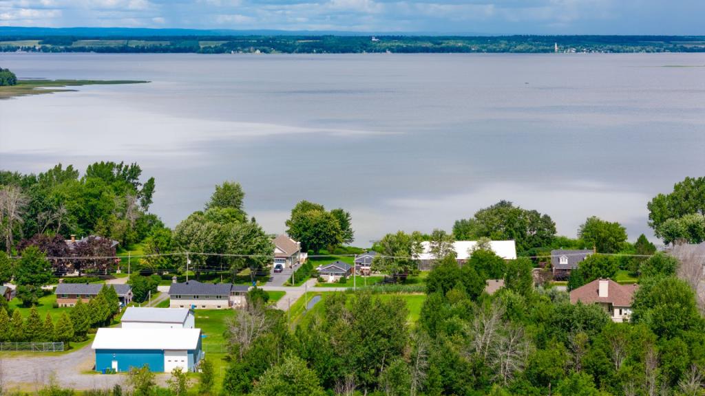 Une occasion en or! Deux jolies maisons au bord de l'eau vendues ensemble à moins de 520 000 $