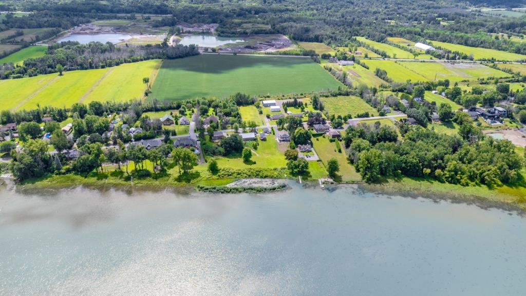 Une occasion en or! Deux jolies maisons au bord de l'eau vendues ensemble à moins de 520 000 $