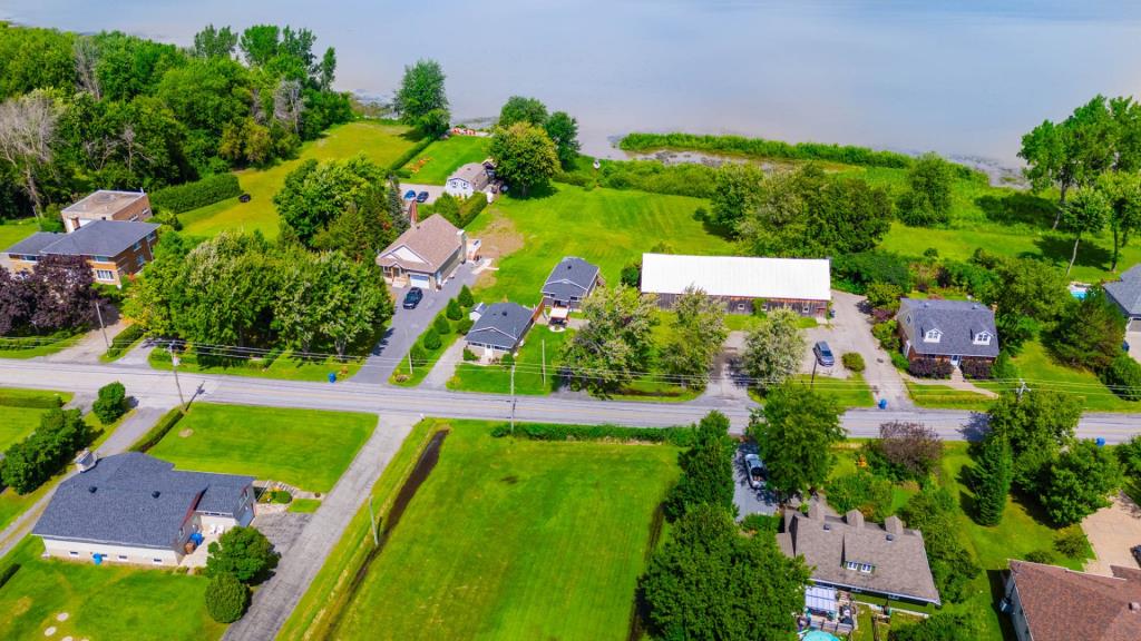 Une occasion en or! Deux jolies maisons au bord de l'eau vendues ensemble à moins de 520 000 $