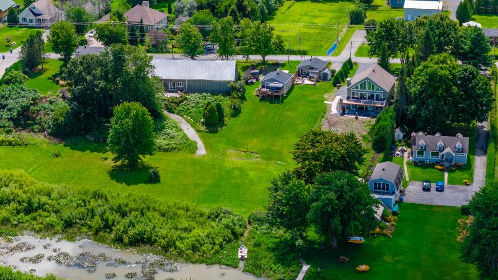 Une occasion en or! Deux jolies maisons au bord de l'eau vendues ensemble à moins de 520 000 $