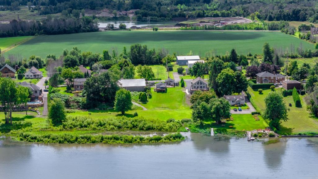 Une occasion en or! Deux jolies maisons au bord de l'eau vendues ensemble à moins de 520 000 $