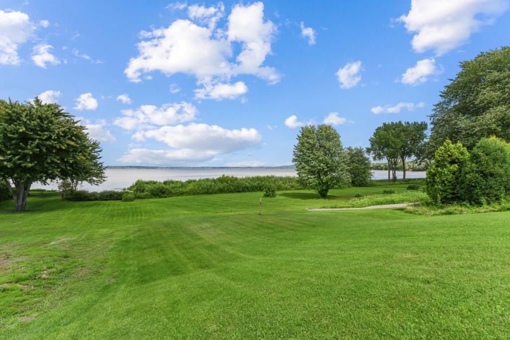 Une occasion en or! Deux jolies maisons au bord de l'eau vendues ensemble à moins de 520 000 $