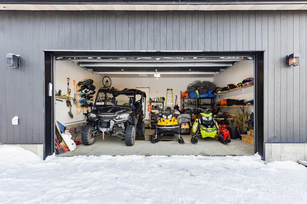 Paradis boisé de 70 485 pi² en montagne à quelques pas d'un lac