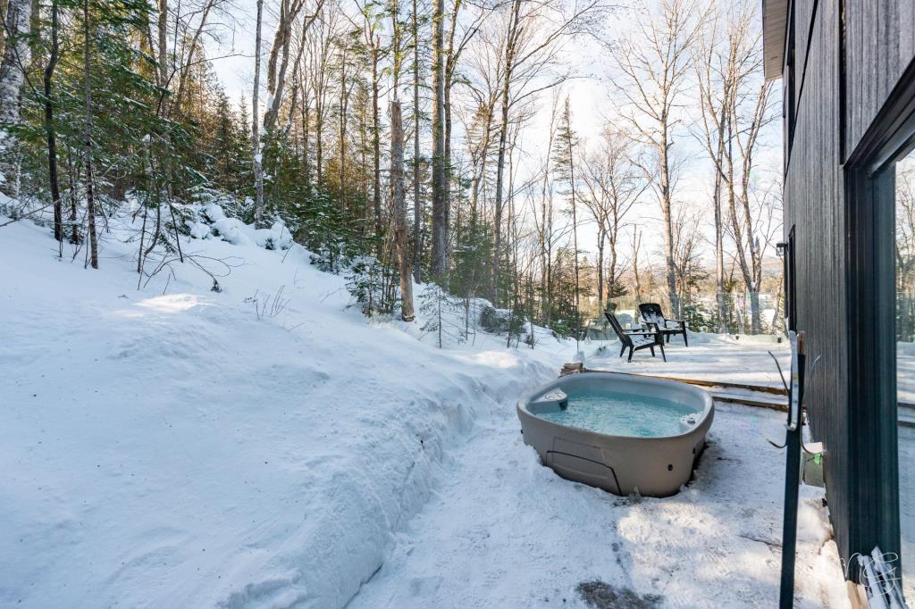 Paradis boisé de 70 485 pi² en montagne à quelques pas d'un lac