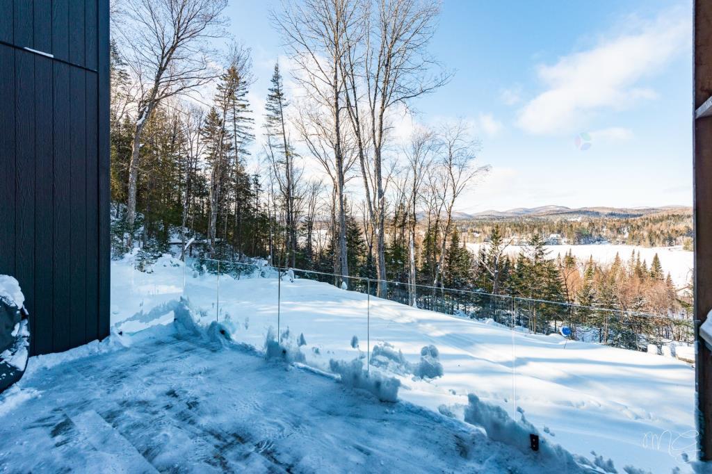 Paradis boisé de 70 485 pi² en montagne à quelques pas d'un lac