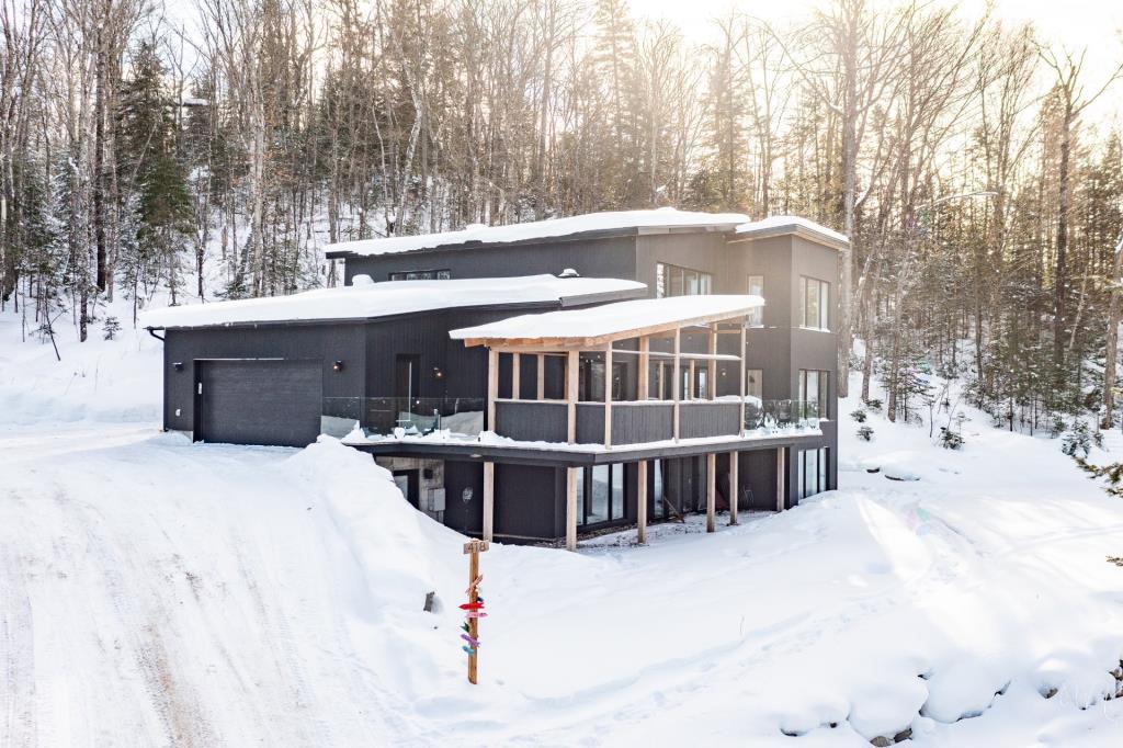 Paradis boisé de 70 485 pi² en montagne à quelques pas d'un lac