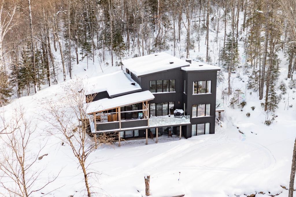 Paradis boisé de 70 485 pi² en montagne à quelques pas d'un lac