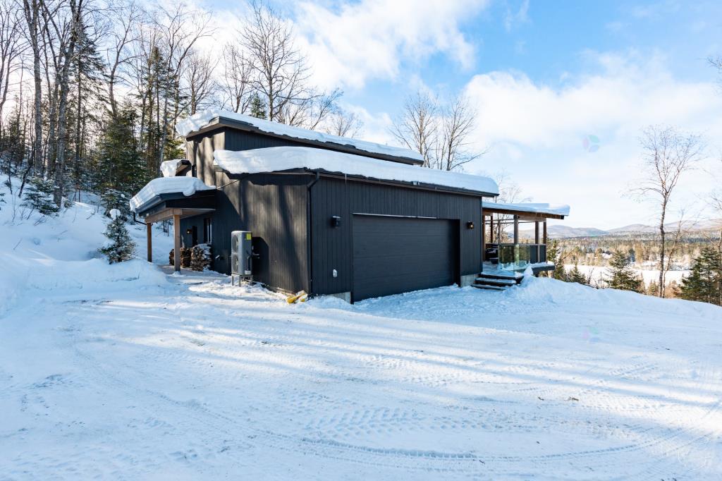 Paradis boisé de 70 485 pi² en montagne à quelques pas d'un lac