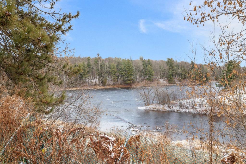 Belle maison d'époque au bord de l'eau à vendre pour 249 900 $