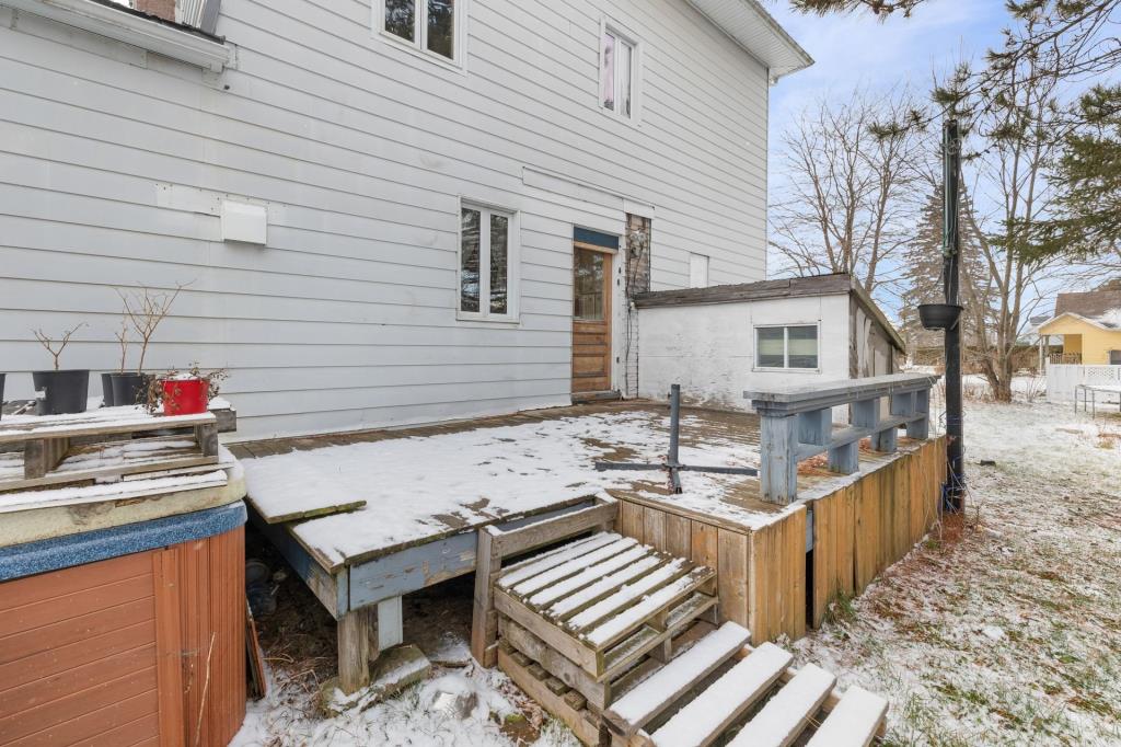 Belle maison d'époque au bord de l'eau à vendre pour 249 900 $