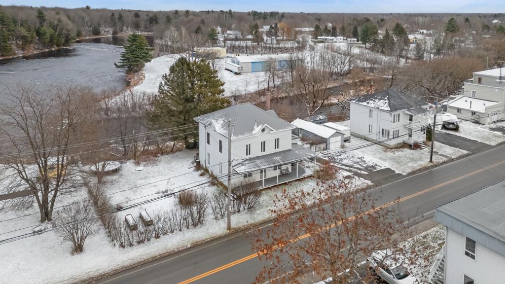 Belle maison d'époque au bord de l'eau à vendre pour 249 900 $