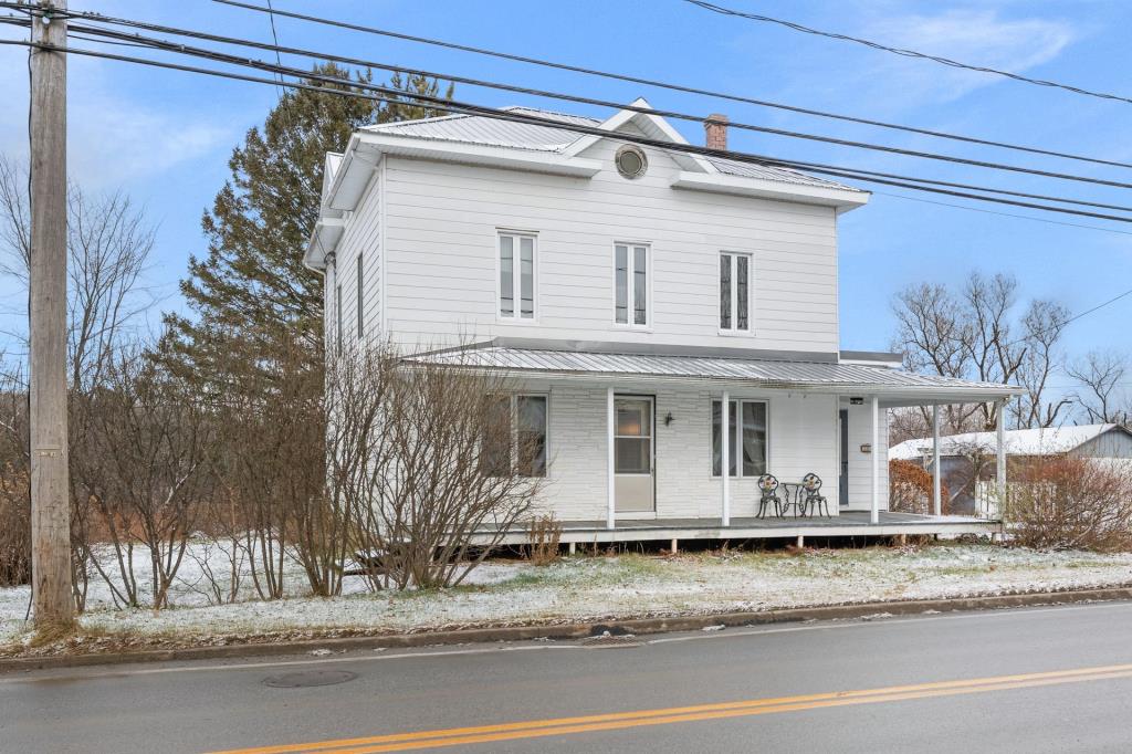 Belle maison d'époque au bord de l'eau à vendre pour 249 900 $